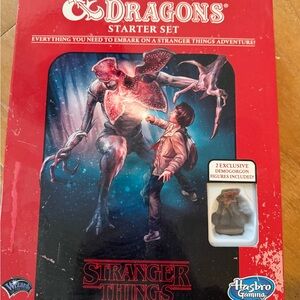 Hasbro Stranger Things Dungeons & Dragons Set - Red and Black